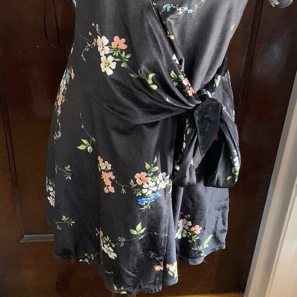 Urban Outfitters Women's Black Floral Wrap Midi Dress - Size S - Picture 3 of 9